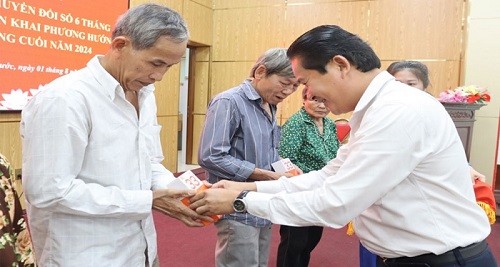 VNPT trao 50 máy điện thoại thông minh cho các gia đình thuộc hộ nghèo và hộ cận nghèo